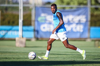 Edenilson é testado em nova função com o técnico Gustavo Quinteros. (Foto: Lucas Uebel / Grêmio FBPA)