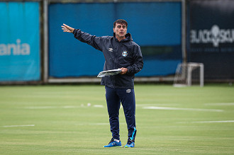 Técnico Gustavo Quinteros pode promover mudanças no time do Grêmio. (Foto: Lucas Uebel / Grêmio FBPA)